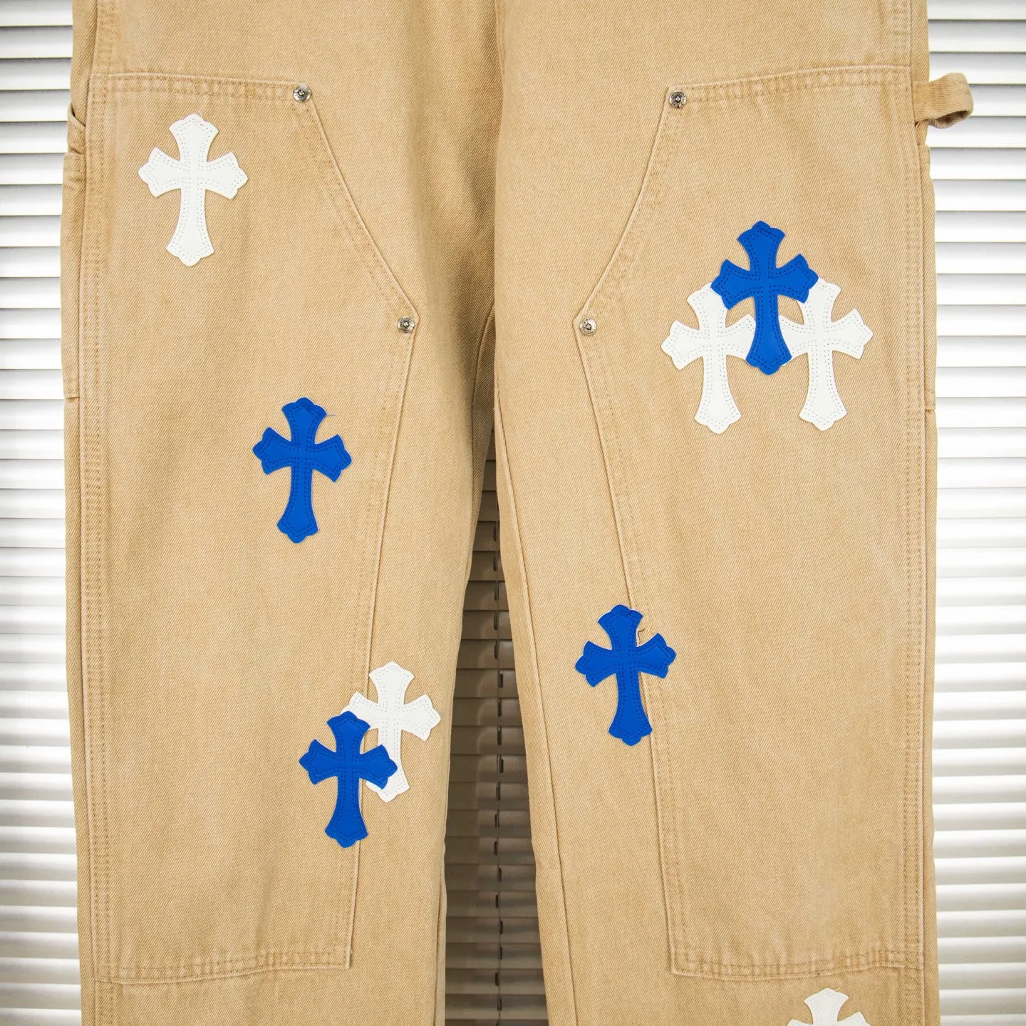 P280 Chrome Hearts khaki denim and white and blue multi-leather popular couple jeans are a hot trend this season and are sought after by countless celebrities and fashionistas. The neat details of the cutting process add color to the playful fashion! The neat and meticulous design, and the well-fitting structure is unique. The upper body not only has outstanding recognition, but also looks younger and younger. A style with the ultimate wearing meaning and performance, gorgeous color matching, and the craftsmanship of this style is also extremely extraordinary. After the finished product is washed, it is disassembled and hand-made with sheepskin cross leather and then spliced ​​together to complete. The whole piece has too many craftsmanship to describe. It is decorated with patchwork cross flowers and high-waisted washed jeans! ! Absolutely high-end luxury product, a god-level single product, a super popular product, made with top heavy industry, a must-see magic weapon that can't be missed. Style number: 1827# Size: 30 32 34 36 Color: Khaki